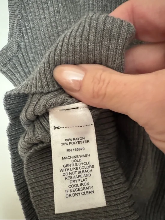 Cable & Gauge Ribbed Sleeveless Turtleneck in Heather Gray - Picture 4 of 4